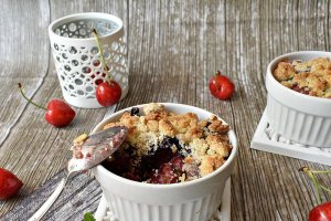 Desert crumble cu cirese si afine