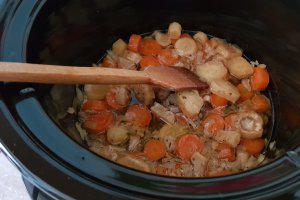 Cotlet de porc la slow cooker Crock-Pot, servit cu 2 feluri de piure