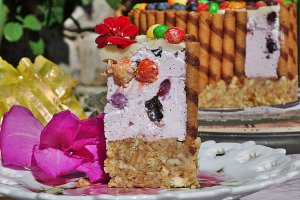 Tort aniversar Skittles cu afine