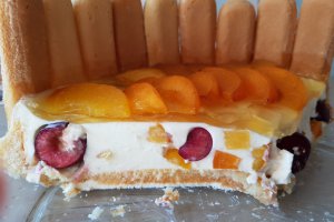 Tort cu iaurt si fructe, fara coacere