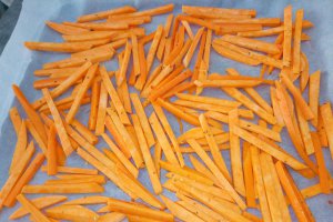 Batoane din piept de pui cu cartof dulce si morcovi