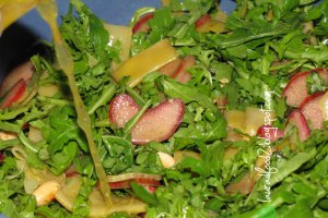 Salata cu fasole galbena pastai, rubarba, migdale si rucola