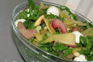 Salata cu fasole galbena pastai, rubarba, migdale si rucola