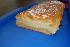 Prajitura turnata cu branza de vaci in tava de chec
