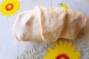 Cornuri cu umplutura de pizza