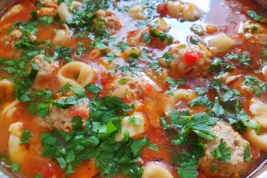 Perisoare din carne de porc cu tortellini in sos de legume