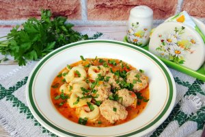 Perisoare din carne de porc cu tortellini in sos de legume