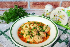 Perisoare din carne de porc cu tortellini in sos de legume