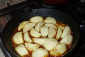 Prajitura pufoasa cu mere caramelizate