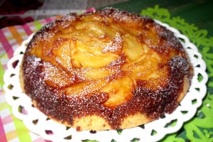 Prajitura pufoasa cu mere caramelizate