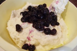 Desert tort cu crema de ciocolata alba si afine - 7 ani de bucataras