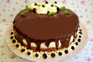 Desert tort cu crema de ciocolata alba si afine - 7 ani de bucataras