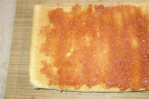 Rulada cu gem de piersici crema de vanilie si mac