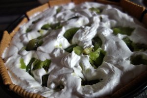Cheesecake cu piure de kaki si bucati de kiwi, cu crusta crocanta de nuci caramelizate