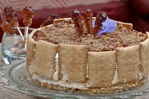 Cheesecake cu piure de kaki si bucati de kiwi, cu crusta crocanta de nuci caramelizate
