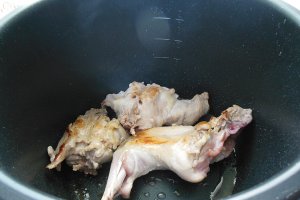 Tocanita de iepure cu ciuperci la Multicooker Crock-Pot cu gatire sub presiune