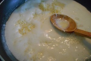 Bulgarasi de cartofi in sos alb, la cuptor