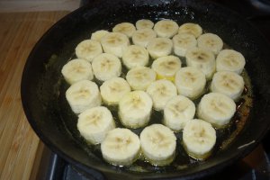 Prajitura rasturnata, cu banane caramelizate