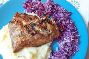 Pui fript pe gratar, cu piure si salata de varza