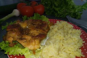 Pulpe de pui pe grill cu garnitura de orez