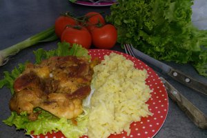Pulpe de pui pe grill cu garnitura de orez