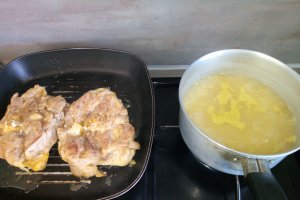 Pulpe de pui pe grill cu garnitura de orez