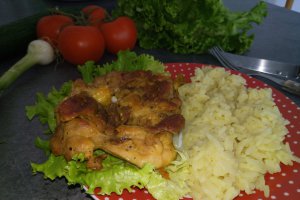 Pulpe de pui pe grill cu garnitura de orez