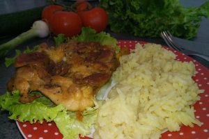 Pulpe de pui pe grill cu garnitura de orez