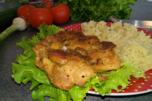 Pulpe de pui pe grill cu garnitura de orez