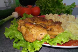 Pulpe de pui pe grill cu garnitura de orez