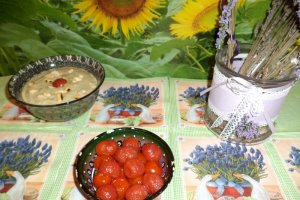 Supa crema de castraveti servita cu arahide si rosii coapte