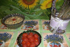 Supa crema de castraveti servita cu arahide si rosii coapte