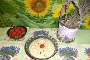 Supa crema de castraveti servita cu arahide si rosii coapte