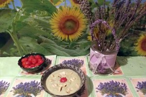 Supa crema de castraveti servita cu arahide si rosii coapte