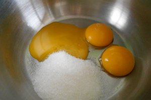 Desert inghetata de vanilie, cu alune de padure