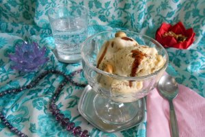 Desert inghetata de vanilie, cu alune de padure