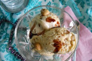 Desert inghetata de vanilie, cu alune de padure