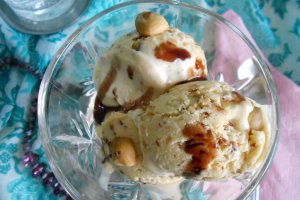 Desert inghetata de vanilie, cu alune de padure