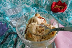 Desert inghetata de vanilie, cu alune de padure