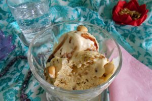 Desert inghetata de vanilie, cu alune de padure