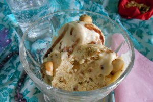 Desert inghetata de vanilie, cu alune de padure