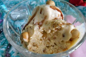 Desert inghetata de vanilie, cu alune de padure