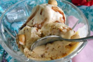 Desert inghetata de vanilie, cu alune de padure