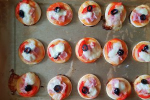 Mini-pizza cu iaurt in aluat