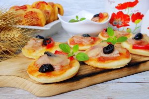 Mini-pizza cu iaurt in aluat