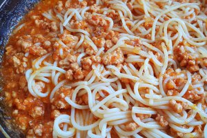 Spaghete cu carne tocata si sos de rosii