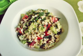 Salata de bulgur cu rosii, castraveti si patrunjel