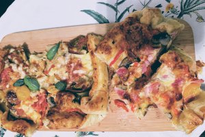 Aperitiv tarta cu rosii si branzeturi