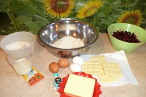 Briose cu fructe de padure si ciocolata alba