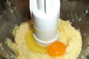 Briose cu fructe de padure si ciocolata alba